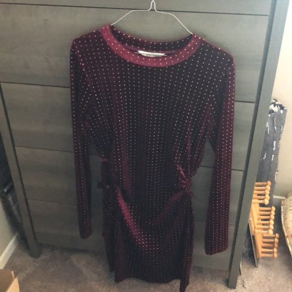 Speechless Juniors’ Side-Cutout Velvet Dress in Wine - Picture 4 of 9